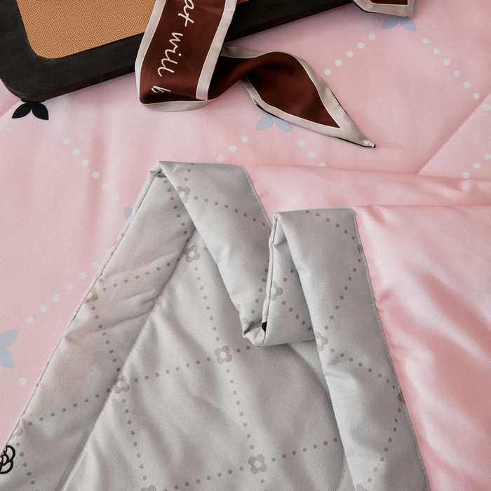 91家纺网 家纺一手货源 找家纺 宝薇 2026新款潮牌轻奢风大版夏被夏凉被空调被 浪漫香氛