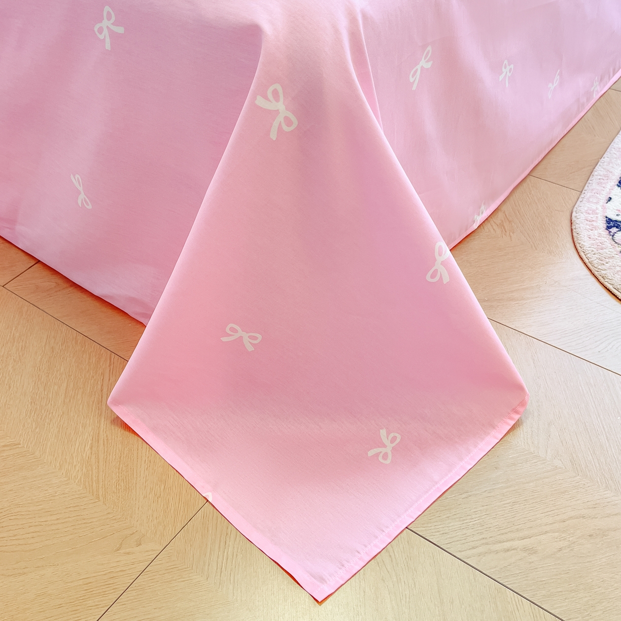 91家纺网 家纺一手货源 找家纺 暮思家居 2026新款正版授权三丽鸥大版全棉纯棉数码印花纯棉四件套系列-第二批(专版花型) 大版-幸福KT猫