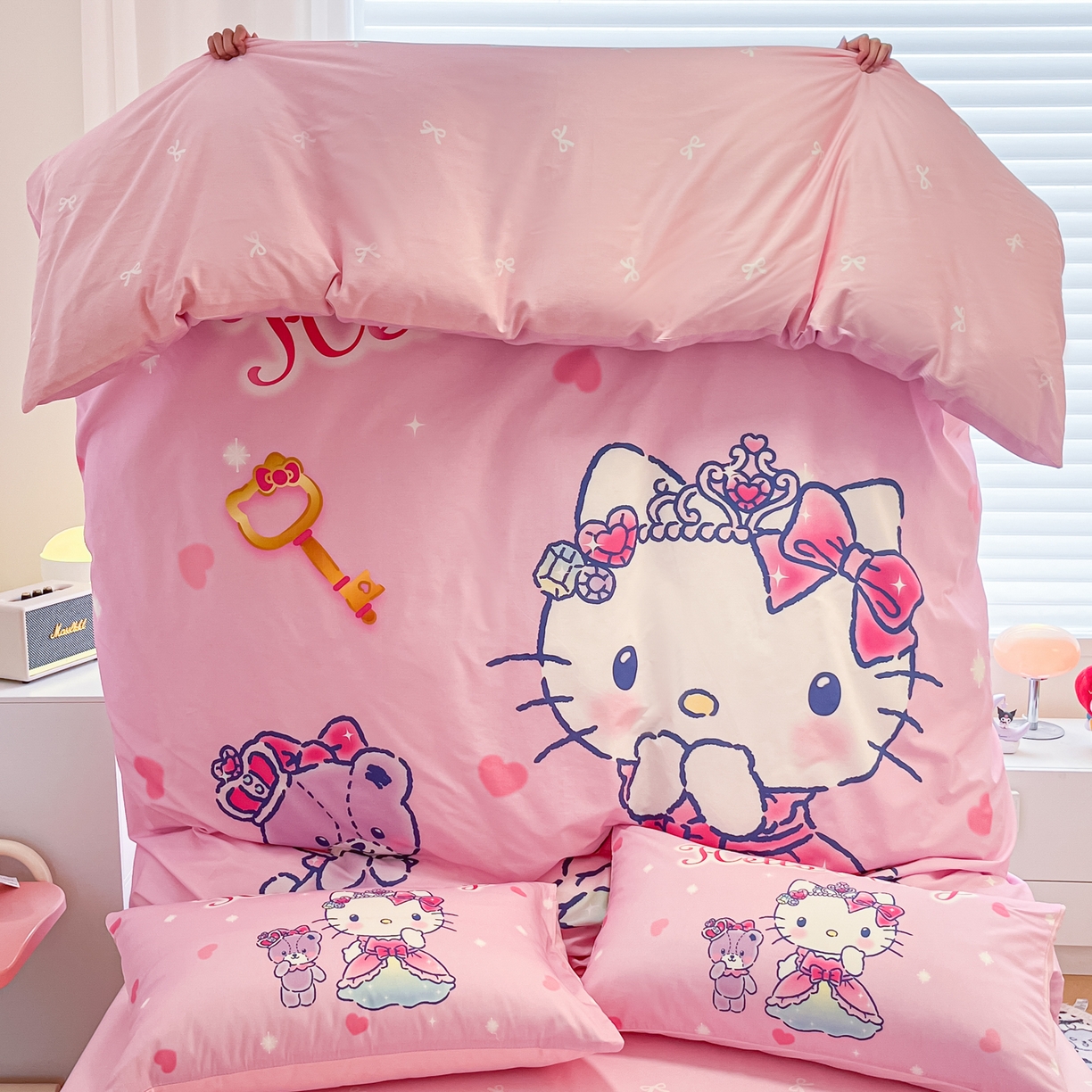 91家纺网 家纺一手货源 找家纺 暮思家居 2026新款正版授权三丽鸥大版全棉纯棉数码印花纯棉四件套系列-第二批(专版花型) 大版-幸福KT猫