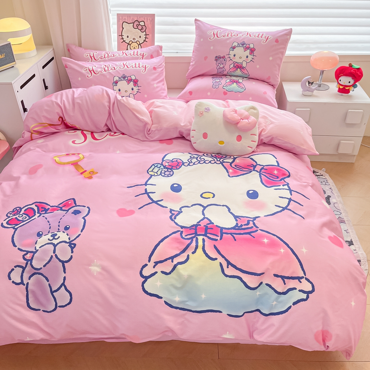 91家纺网 家纺一手货源 找家纺 暮思家居 2026新款正版授权三丽鸥大版全棉纯棉数码印花纯棉四件套系列-第二批(专版花型) 大版-幸福KT猫