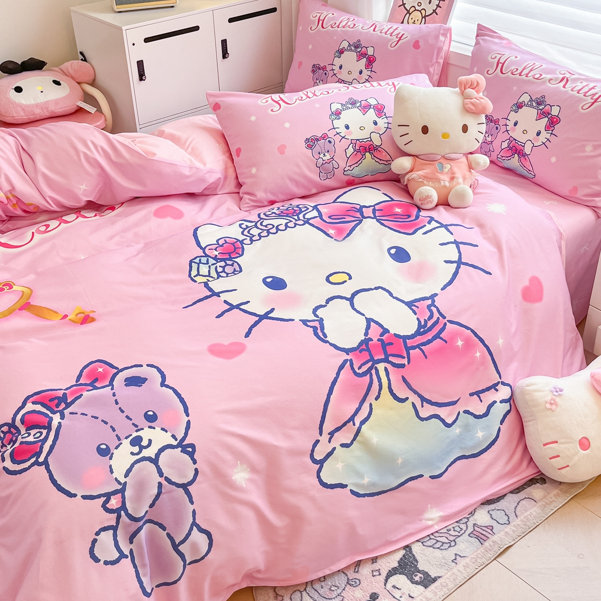 91家纺网 家纺一手货源 找家纺 暮思家居 2026新款正版授权三丽鸥大版全棉纯棉数码印花纯棉四件套系列-第二批(专版花型) 大版-幸福KT猫