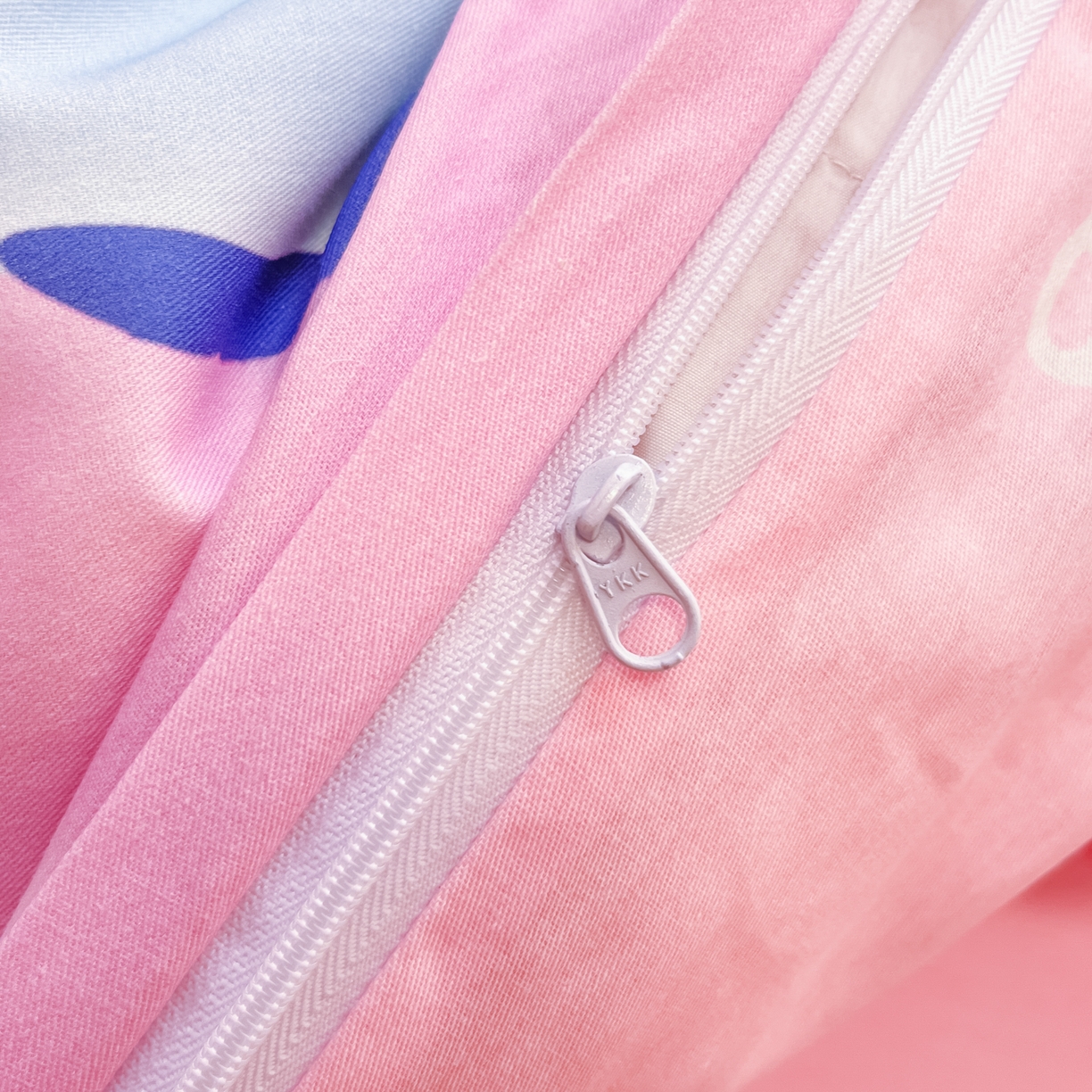 91家纺网 家纺一手货源 找家纺 暮思家居 2026新款正版授权三丽鸥大版全棉纯棉数码印花纯棉四件套系列-第二批(专版花型) 大版-幸福KT猫