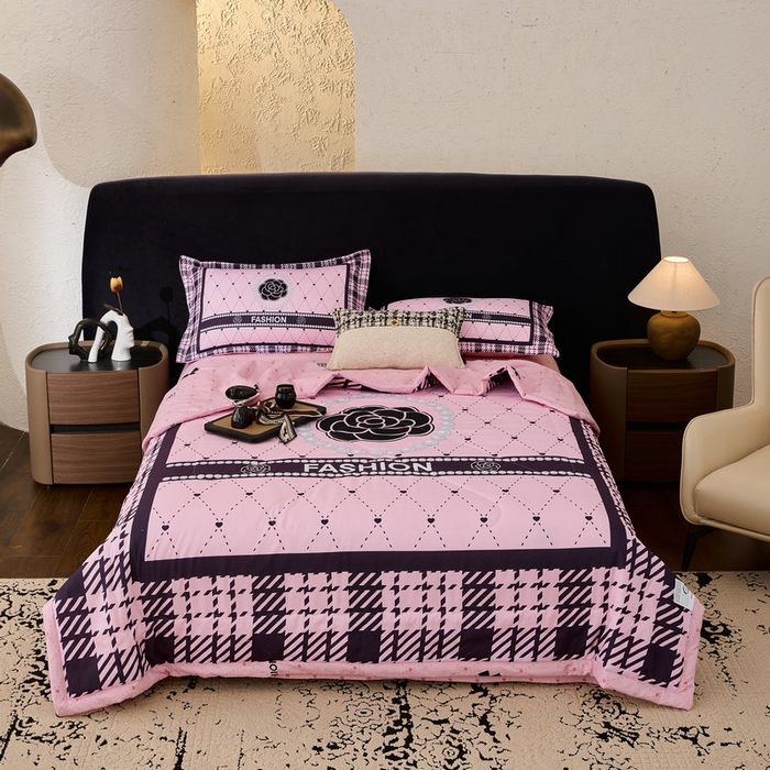 91家纺网 家纺一手货源 找家纺 宝薇 2026新款潮牌轻奢风大版夏被夏凉被空调被 小香风