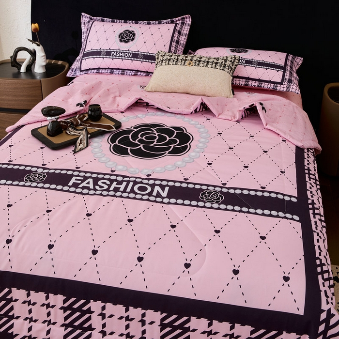 91家纺网 家纺一手货源 找家纺 宝薇 2026新款潮牌轻奢风大版夏被夏凉被空调被 小香风