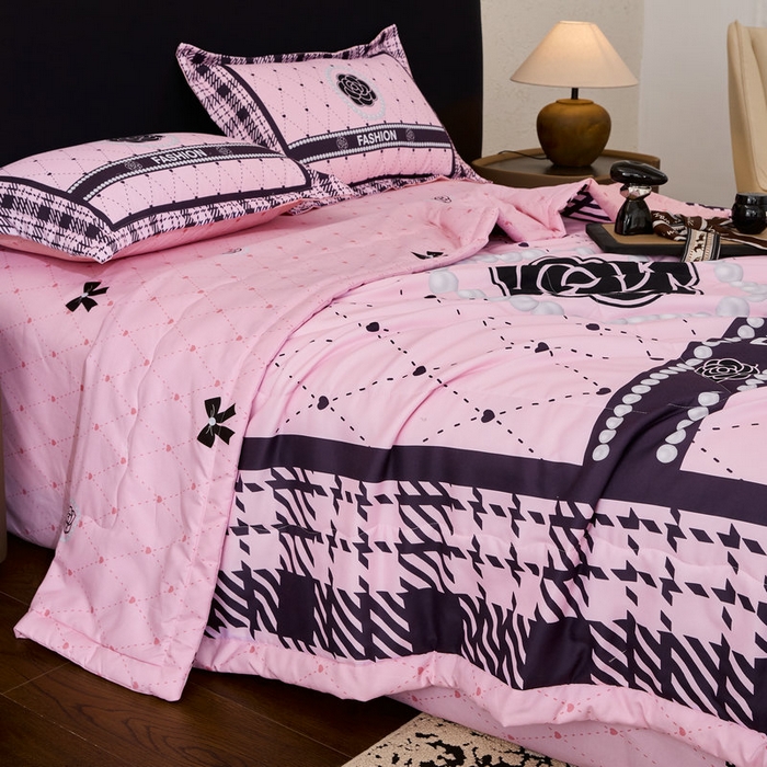 91家纺网 家纺一手货源 找家纺 宝薇 2026新款潮牌轻奢风大版夏被夏凉被空调被 小香风