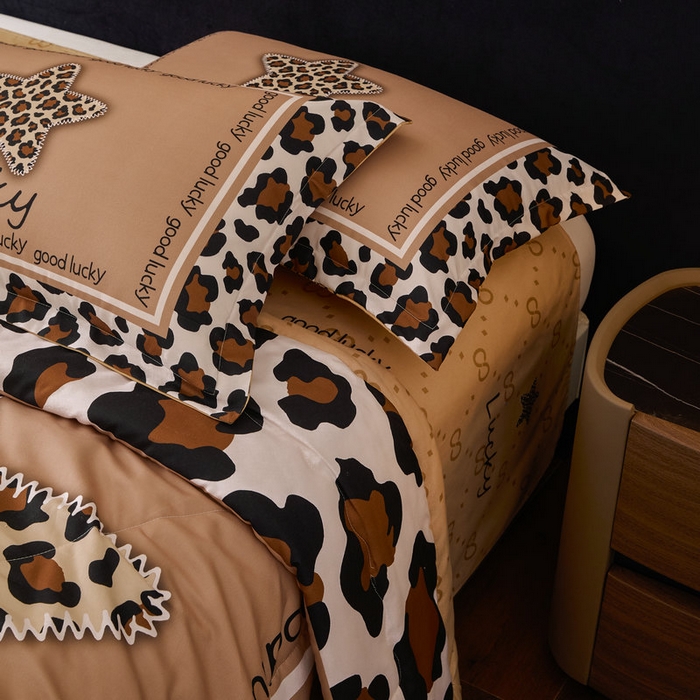 91家纺网 家纺一手货源 找家纺 宝薇 2026新款潮牌轻奢风大版夏被夏凉被空调被 幸运豹纹