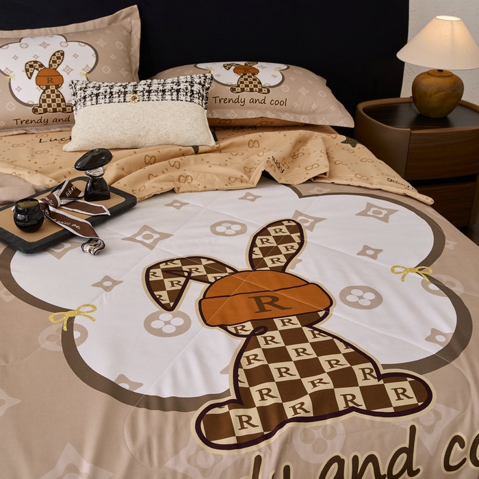 91家纺网 家纺一手货源 找家纺 宝薇 2026新款潮牌轻奢风大版夏被夏凉被空调被 英伦兔