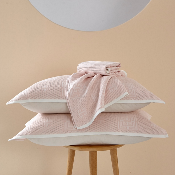 91家纺网 家纺一手货源 找家纺 朴尔家纺-毛巾被 2026新款全棉纱布蜂窝结构系列枕巾系列 魔方印-嫩粉