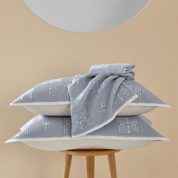 91家纺网 家纺一手货源 找家纺 朴尔家纺-毛巾被 2026新款全棉纱布蜂窝结构系列枕巾系列 魔方印-浅蓝
