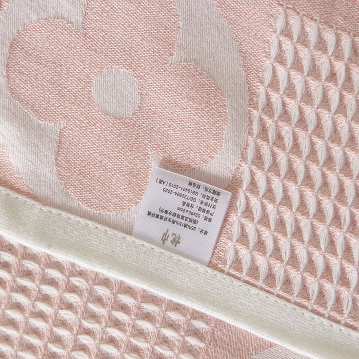91家纺网 家纺一手货源 找家纺 朴尔家纺-毛巾被 2026新款全棉纱布蜂窝结构系列枕巾系列 幸运草-嫩粉