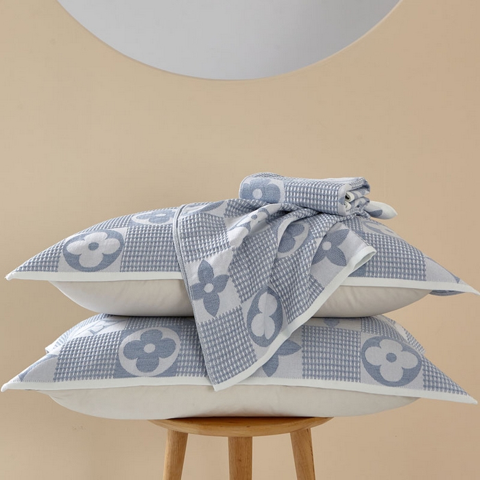 91家纺网 家纺一手货源 找家纺 朴尔家纺-毛巾被 2026新款全棉纱布蜂窝结构系列枕巾系列 幸运草-浅蓝