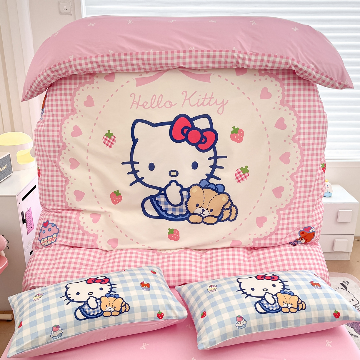 91家纺网 家纺一手货源 找家纺 暮思家居 2026新款正版授权三丽鸥大版全棉纯棉数码印花纯棉四件套系列-第一批 大版-奶油KT