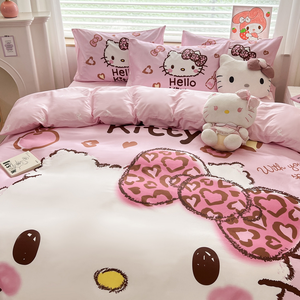 91家纺网 家纺一手货源 找家纺 暮思家居 2026新款正版授权三丽鸥大版全棉纯棉数码印花纯棉四件套系列-第一批 大版-甜酷KT