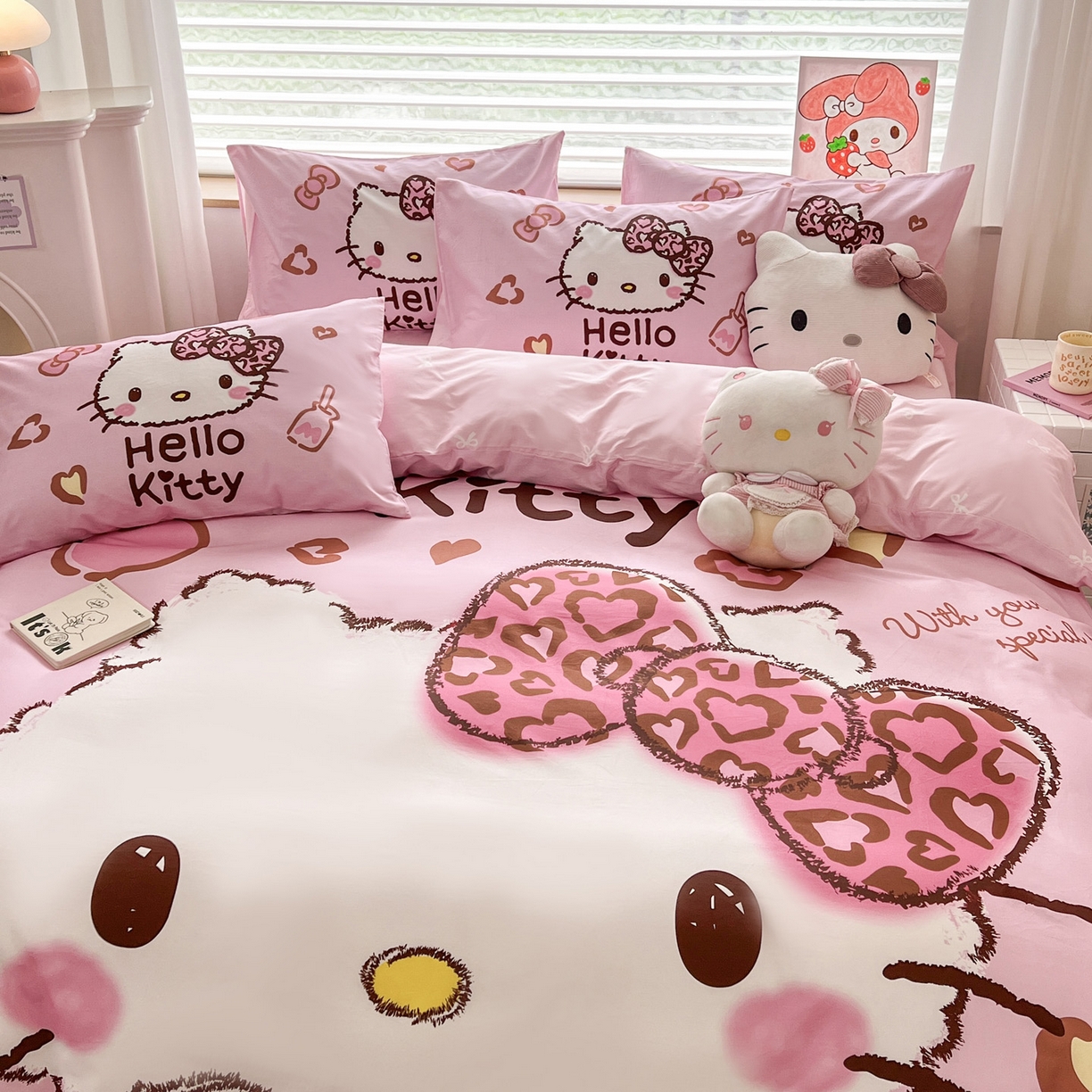 91家纺网 家纺一手货源 找家纺 暮思家居 2026新款正版授权三丽鸥大版全棉纯棉数码印花纯棉四件套系列-第一批 大版-甜酷KT