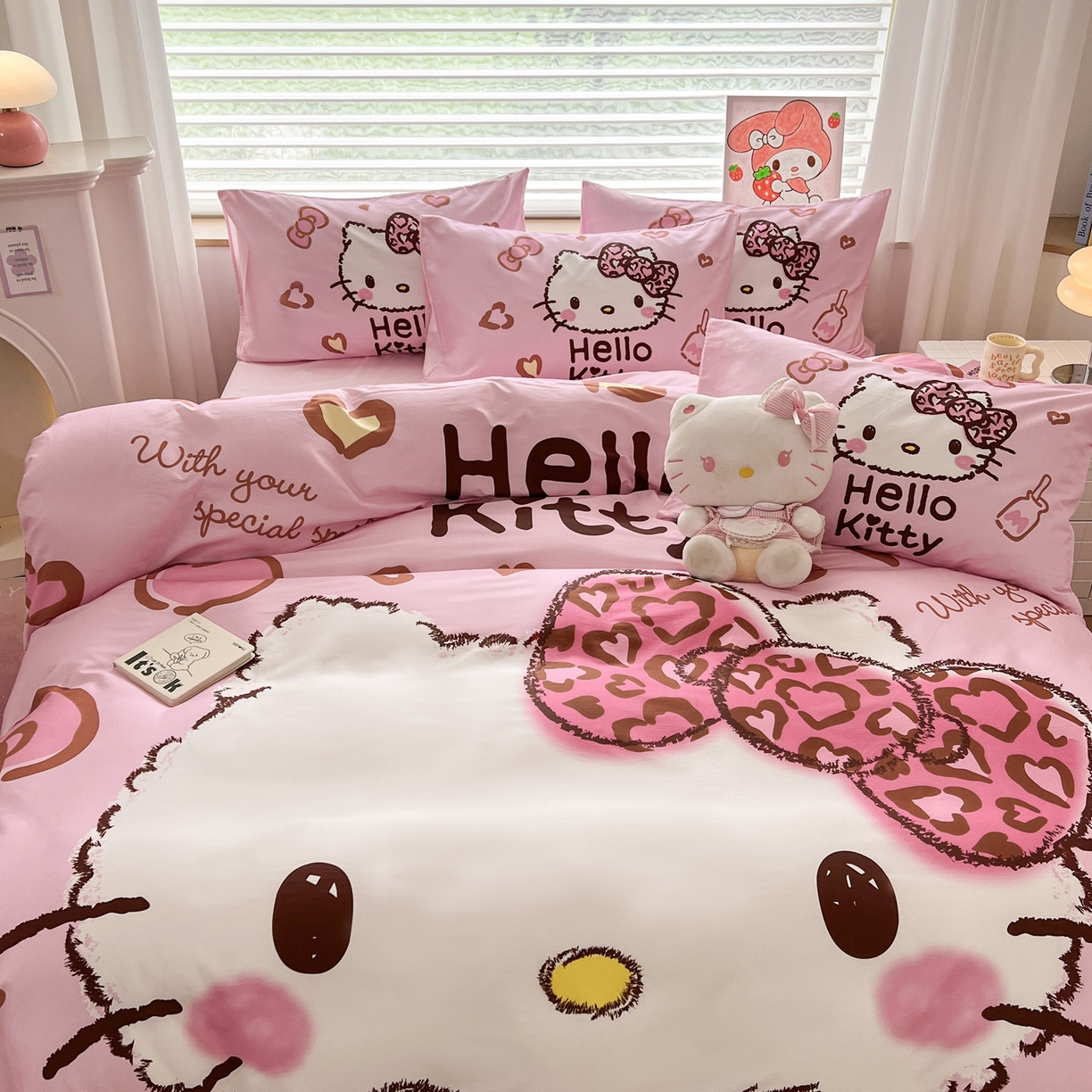 91家纺网 家纺一手货源 找家纺 暮思家居 2026新款正版授权三丽鸥大版全棉纯棉数码印花纯棉四件套系列-第一批 大版-甜酷KT