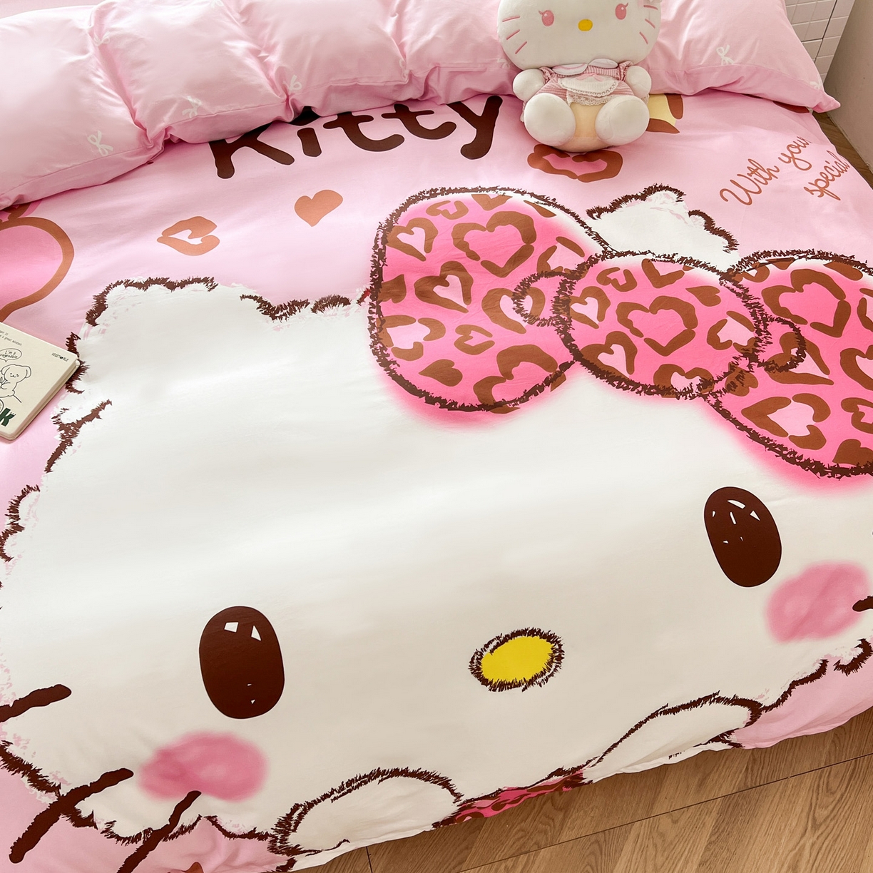 91家纺网 家纺一手货源 找家纺 暮思家居 2026新款正版授权三丽鸥大版全棉纯棉数码印花纯棉四件套系列-第一批 大版-甜酷KT