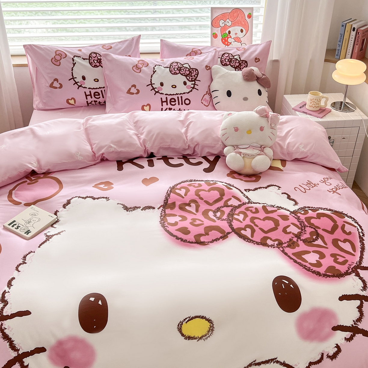 91家纺网 家纺一手货源 找家纺 暮思家居 2026新款正版授权三丽鸥大版全棉纯棉数码印花纯棉四件套系列-第一批 大版-甜酷KT