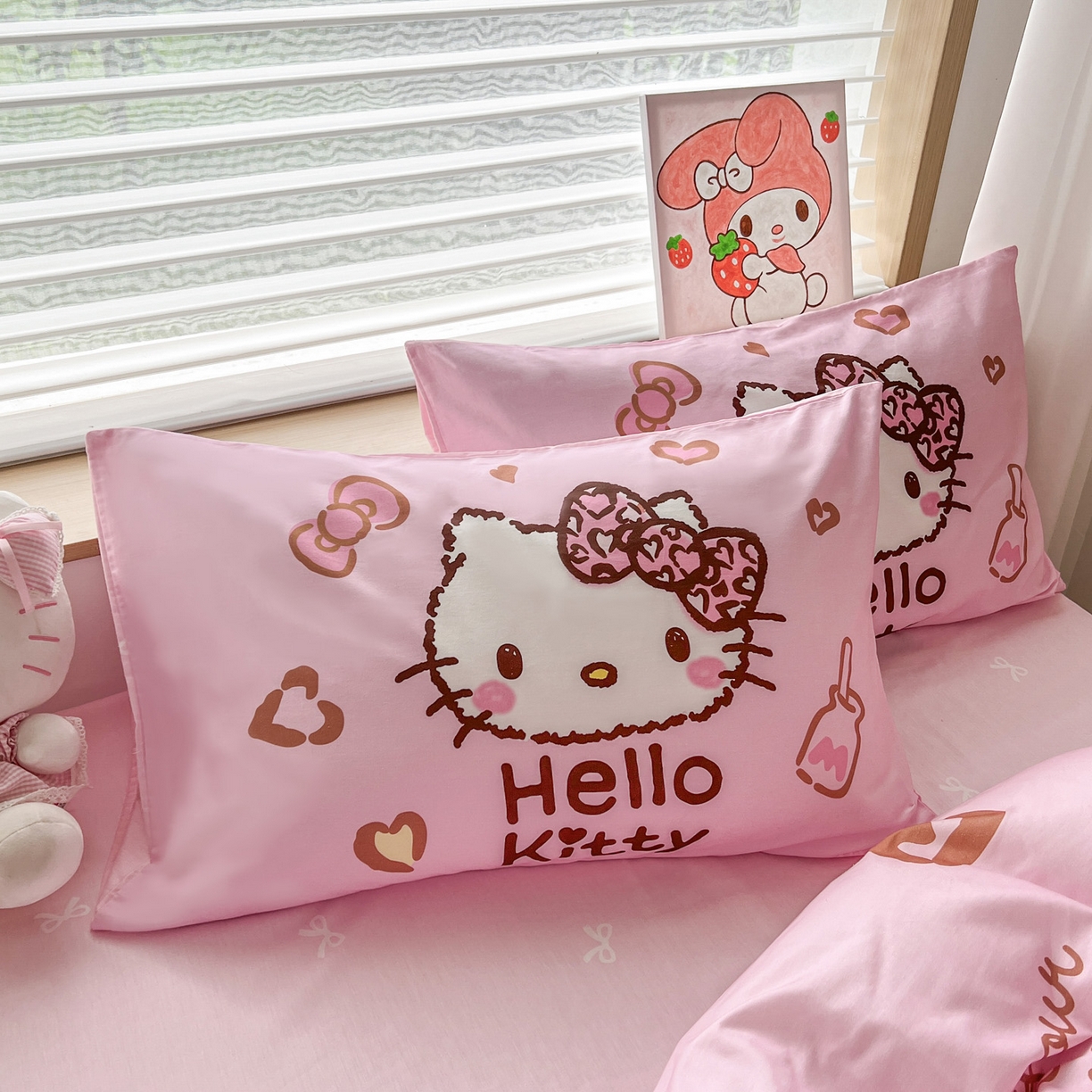 91家纺网 家纺一手货源 找家纺 暮思家居 2026新款正版授权三丽鸥大版全棉纯棉数码印花纯棉四件套系列-第一批 大版-甜酷KT