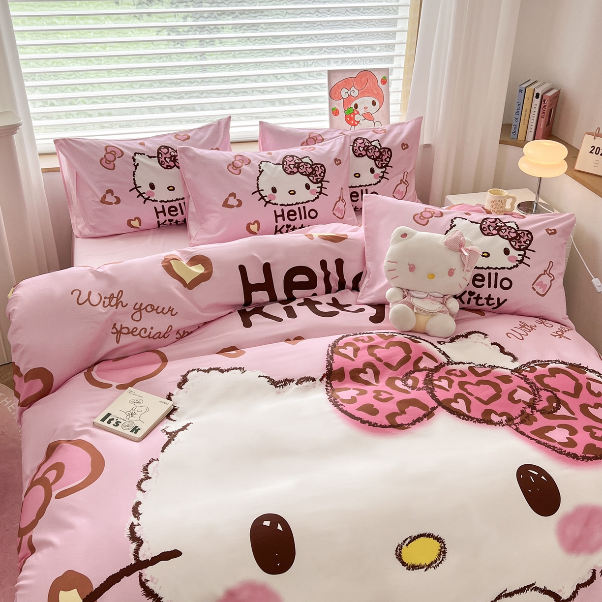 91家纺网 家纺一手货源 找家纺 暮思家居 2026新款正版授权三丽鸥大版全棉纯棉数码印花纯棉四件套系列-第一批 大版-甜酷KT