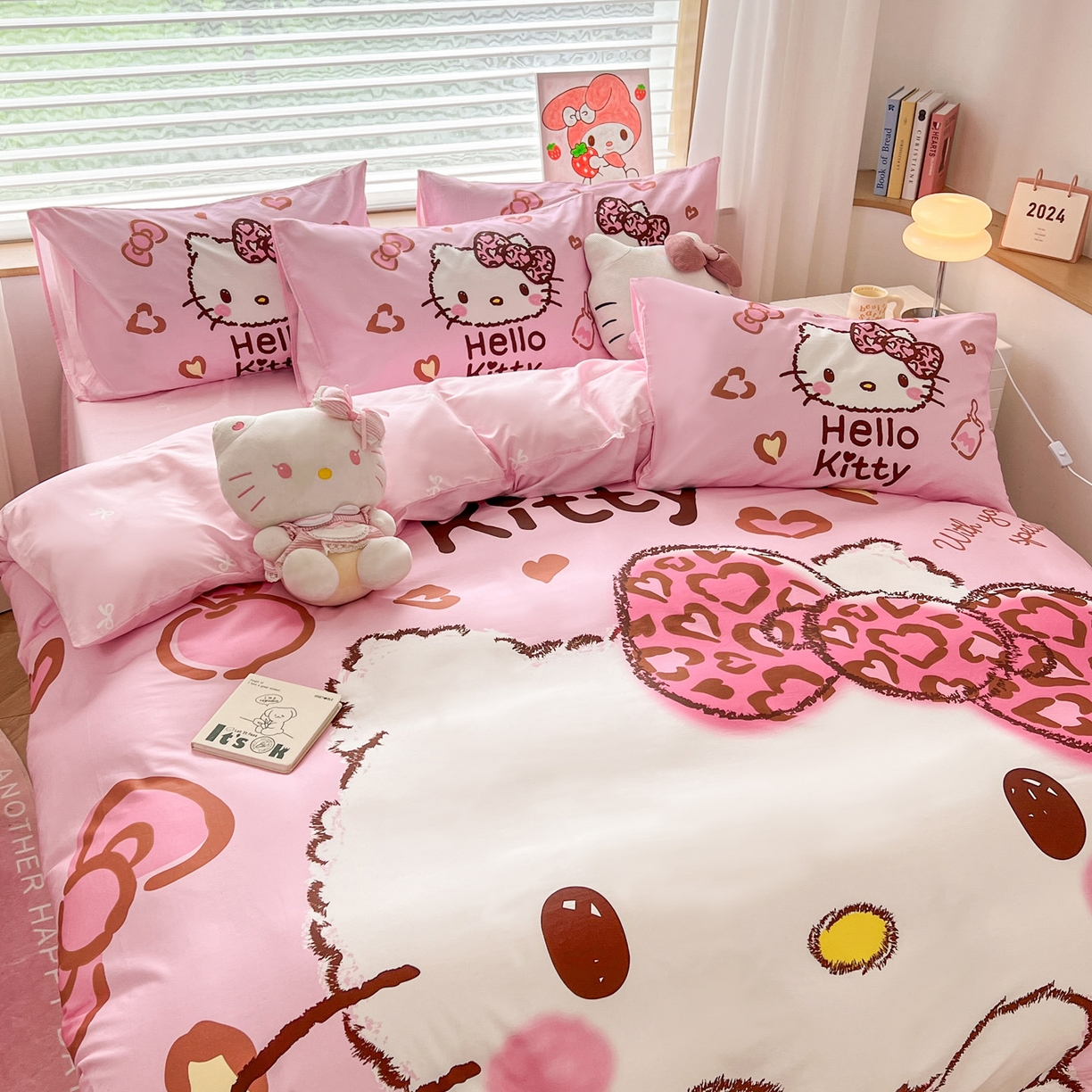 91家纺网 家纺一手货源 找家纺 暮思家居 2026新款正版授权三丽鸥大版全棉纯棉数码印花纯棉四件套系列-第一批 大版-甜酷KT