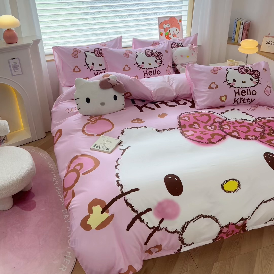 91家纺网 家纺一手货源 找家纺 暮思家居 2026新款正版授权三丽鸥大版全棉纯棉数码印花纯棉四件套系列-第一批 大版-甜酷KT