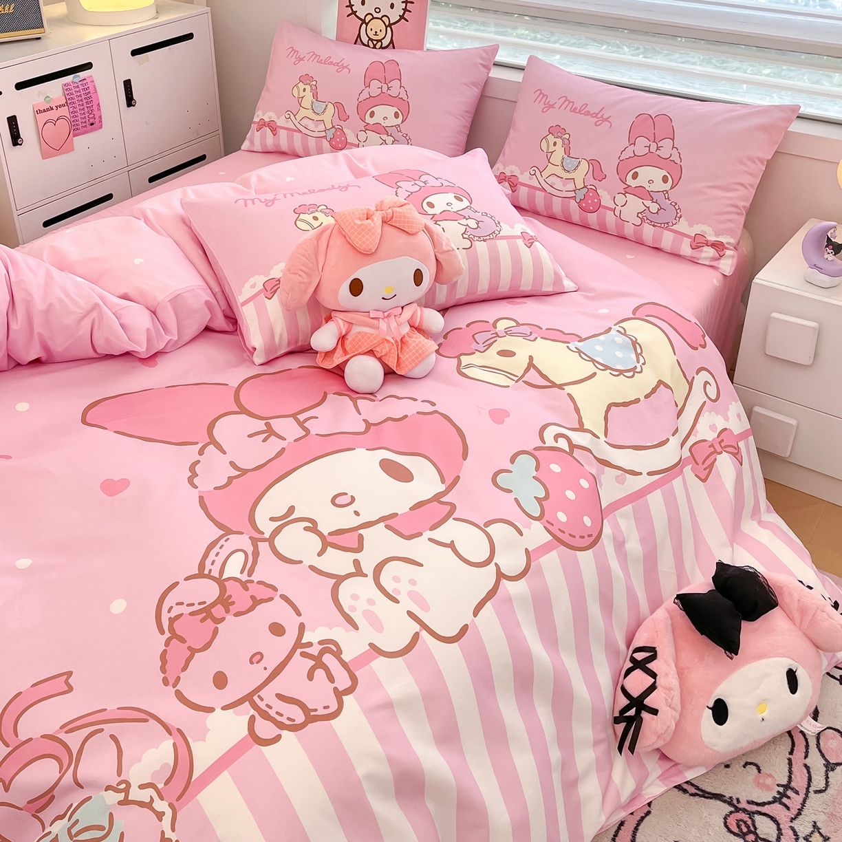 91家纺网 家纺一手货源 找家纺 暮思家居 2026新款正版授权三丽鸥大版全棉纯棉数码印花纯棉四件套系列-第一批 大版-条纹美乐蒂