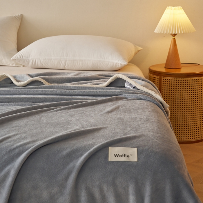 91家纺网 家纺一手货源 找家纺 蓝冰家纺 2026新款加厚牛奶绒多功能毛毯 烟灰色