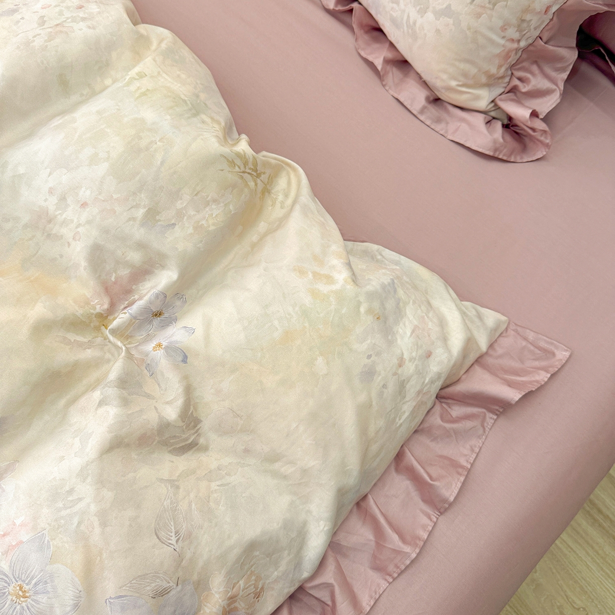 91家纺网 家纺一手货源 找家纺 （总）橙艺家居 2026新款丝光全棉纯棉印花花边四件套-爱丽丝柔棉 严格控价，券后、活动后标准不得低于248元，以此类推。