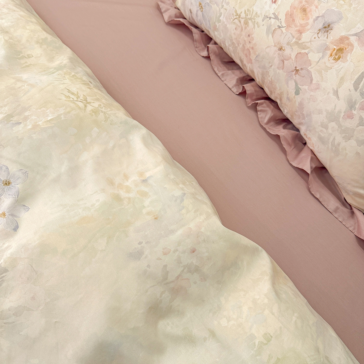 91家纺网 家纺一手货源 找家纺 （总）橙艺家居 2026新款丝光全棉纯棉印花花边四件套-爱丽丝柔棉 严格控价，券后、活动后标准不得低于248元，以此类推。