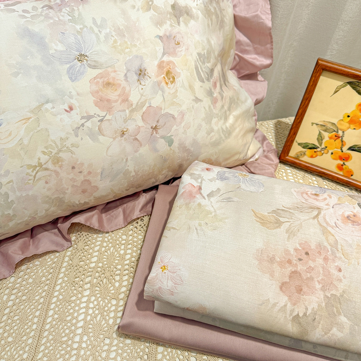 91家纺网 家纺一手货源 找家纺 （总）橙艺家居 2026新款丝光全棉纯棉印花花边四件套-爱丽丝柔棉 严格控价，券后、活动后标准不得低于248元，以此类推。