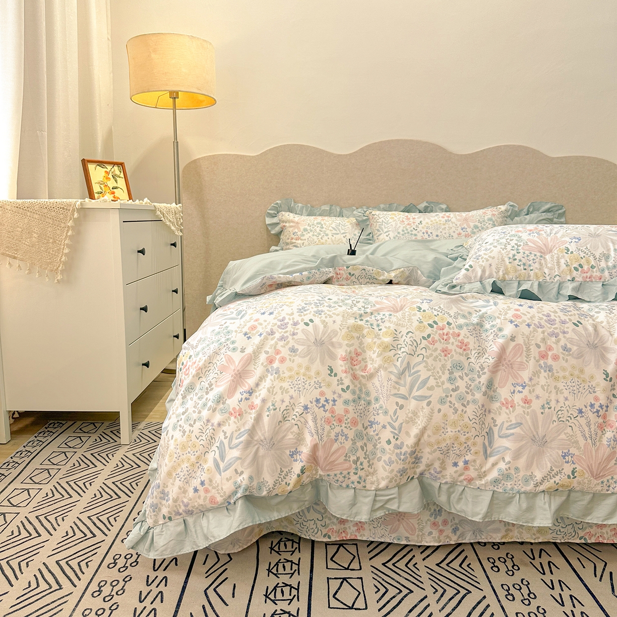 91家纺网 家纺一手货源 找家纺 （总）橙艺家居 2026新款丝光全棉纯棉印花花边四件套-爱丽丝柔棉 严格控价，券后、活动后标准不得低于248元，以此类推。