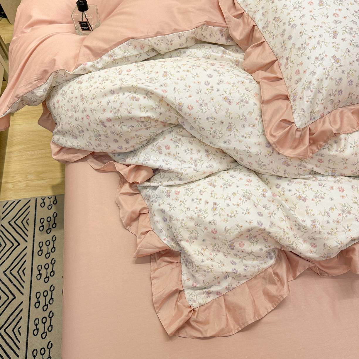 91家纺网 家纺一手货源 找家纺 橙艺家居 2026新款丝光全棉纯棉印花花边四件套-爱丽丝柔棉 严格控价，券后、活动后标准不得低于248元，以此类推。 茶语山