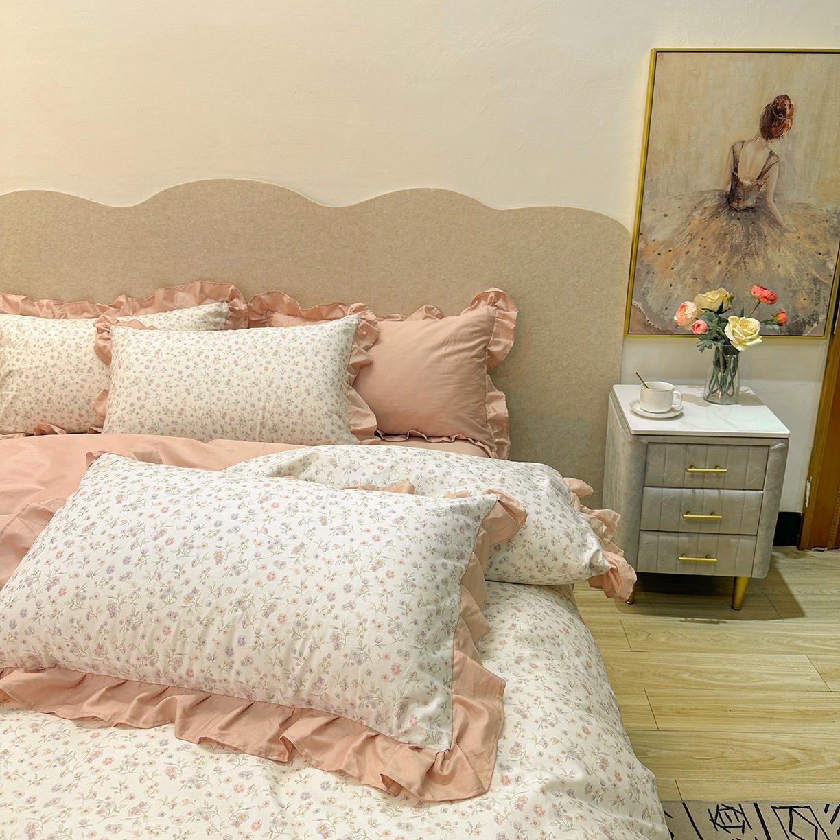 91家纺网 家纺一手货源 找家纺 橙艺家居 2026新款丝光全棉纯棉印花花边四件套-爱丽丝柔棉 严格控价，券后、活动后标准不得低于248元，以此类推。 茶语山