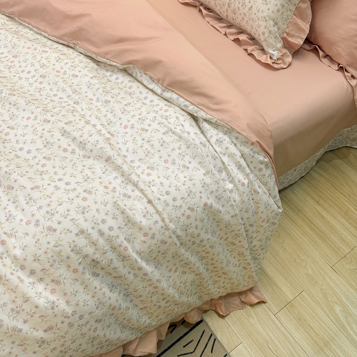 91家纺网 家纺一手货源 找家纺 橙艺家居 2026新款丝光全棉纯棉印花花边四件套-爱丽丝柔棉 严格控价，券后、活动后标准不得低于248元，以此类推。 茶语山