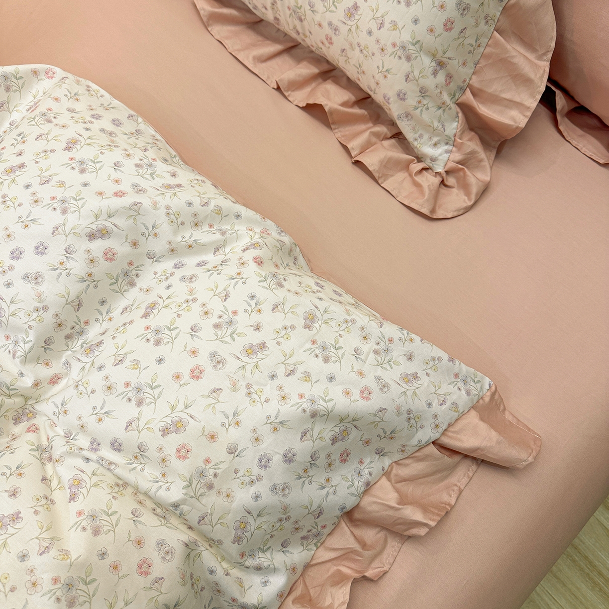 91家纺网 家纺一手货源 找家纺 橙艺家居 2026新款丝光全棉纯棉印花花边四件套-爱丽丝柔棉 严格控价，券后、活动后标准不得低于248元，以此类推。 茶语山