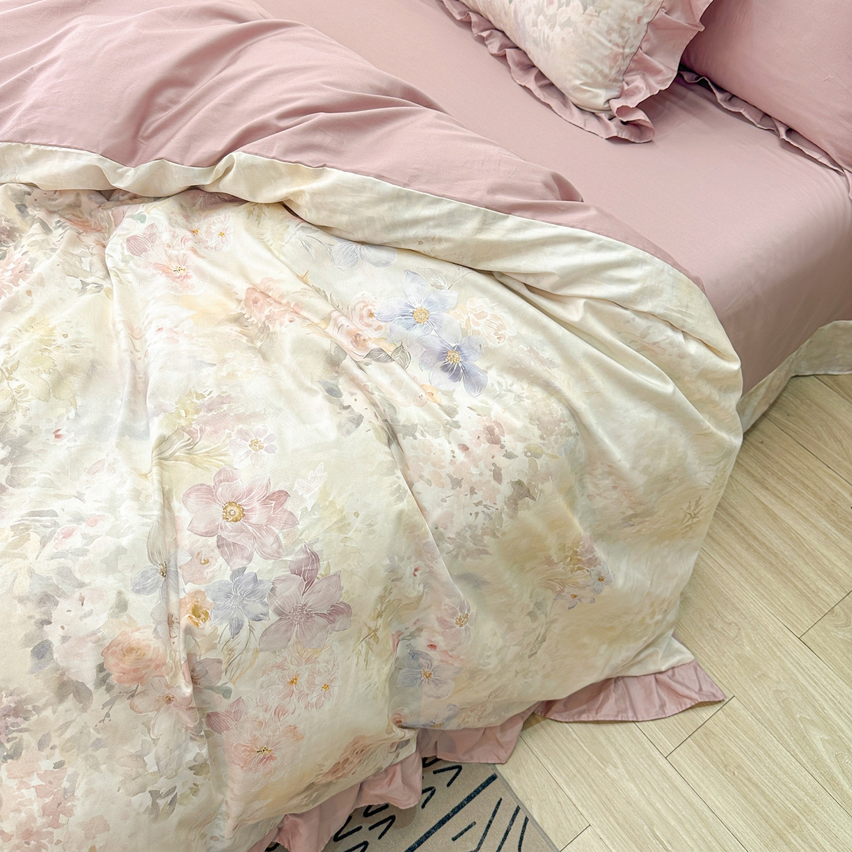 91家纺网 家纺一手货源 找家纺 橙艺家居 2026新款丝光全棉纯棉印花花边四件套-爱丽丝柔棉 严格控价，券后、活动后标准不得低于248元，以此类推。 花影里