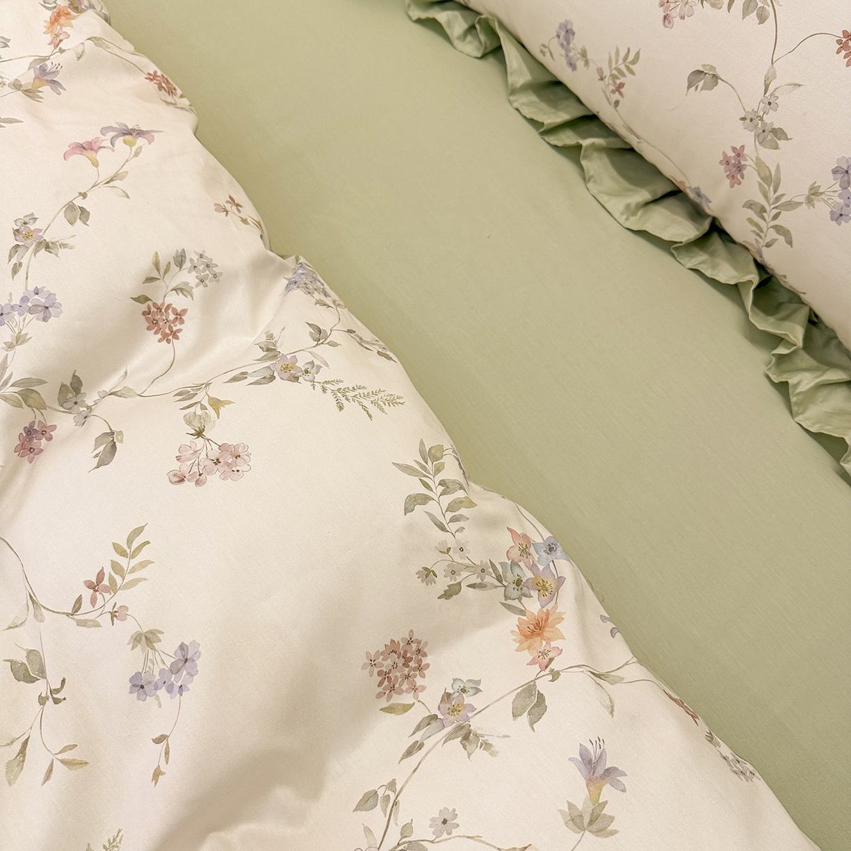 91家纺网 家纺一手货源 找家纺 橙艺家居 2026新款丝光全棉纯棉印花花边四件套-爱丽丝柔棉 严格控价，券后、活动后标准不得低于248元，以此类推。 花野初柠