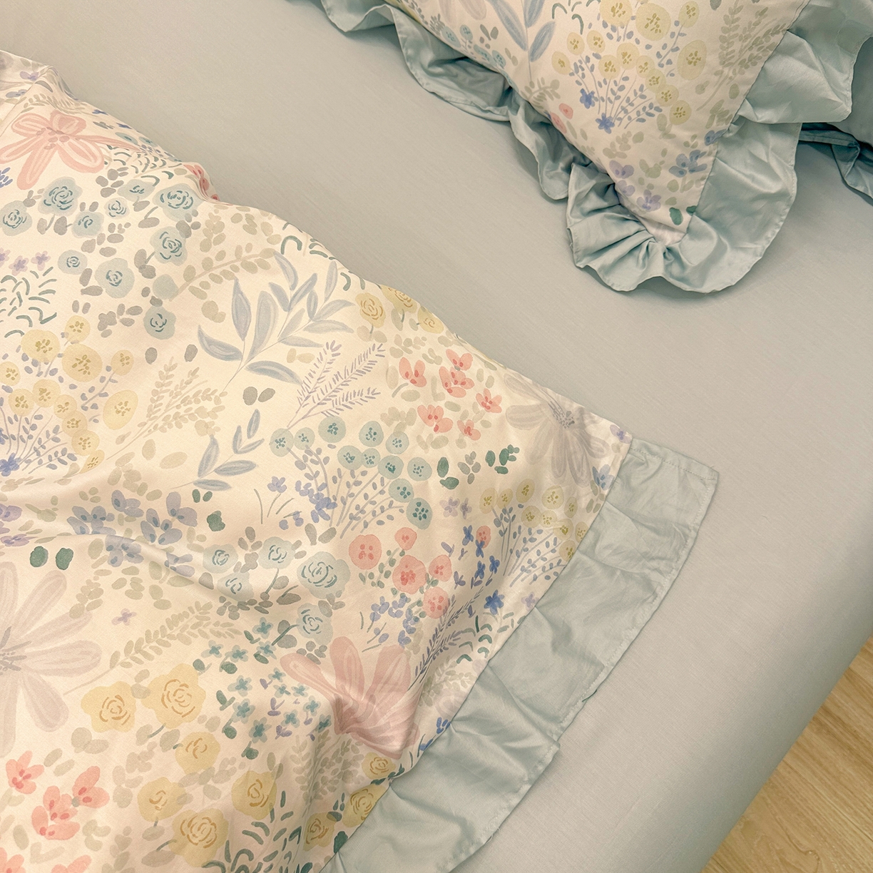 91家纺网 家纺一手货源 找家纺 橙艺家居 2026新款丝光全棉纯棉印花花边四件套-爱丽丝柔棉 严格控价，券后、活动后标准不得低于248元，以此类推。 沐初