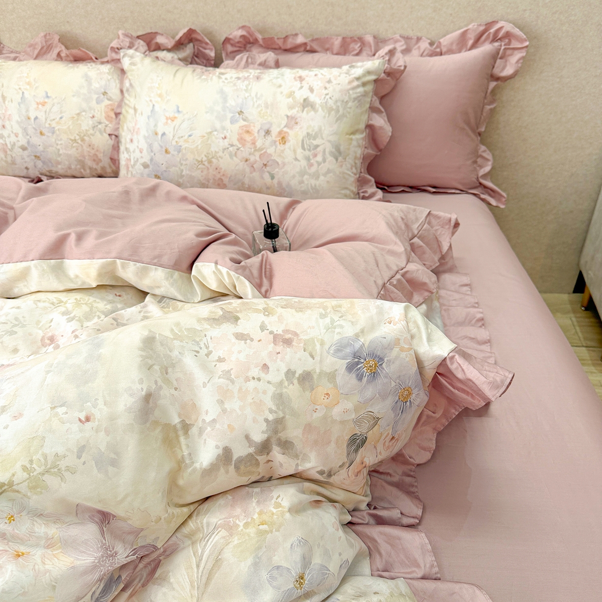 91家纺网 家纺一手货源 找家纺 橙艺家居 2026新款丝光全棉纯棉印花花边四件套-爱丽丝柔棉 严格控价，券后、活动后标准不得低于248元，以此类推。 花影里