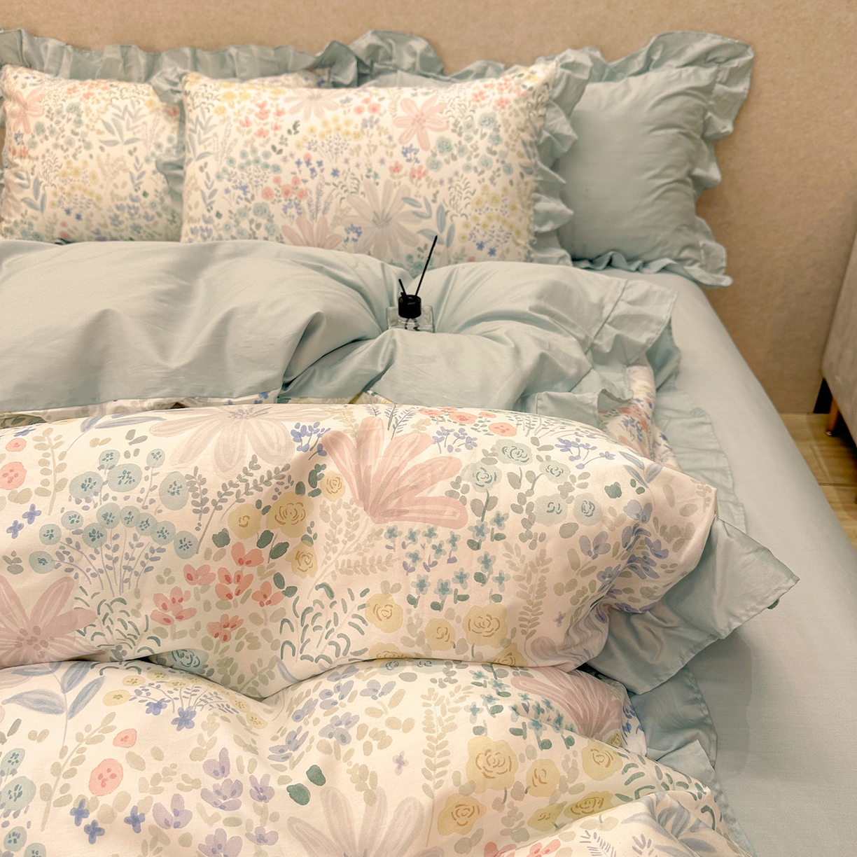 91家纺网 家纺一手货源 找家纺 橙艺家居 2026新款丝光全棉纯棉印花花边四件套-爱丽丝柔棉 严格控价，券后、活动后标准不得低于248元，以此类推。 沐初