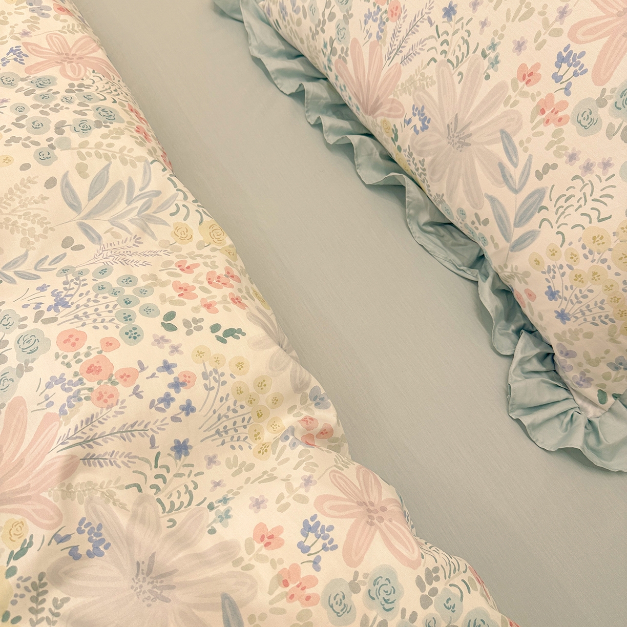 91家纺网 家纺一手货源 找家纺 橙艺家居 2026新款丝光全棉纯棉印花花边四件套-爱丽丝柔棉 严格控价，券后、活动后标准不得低于248元，以此类推。 沐初