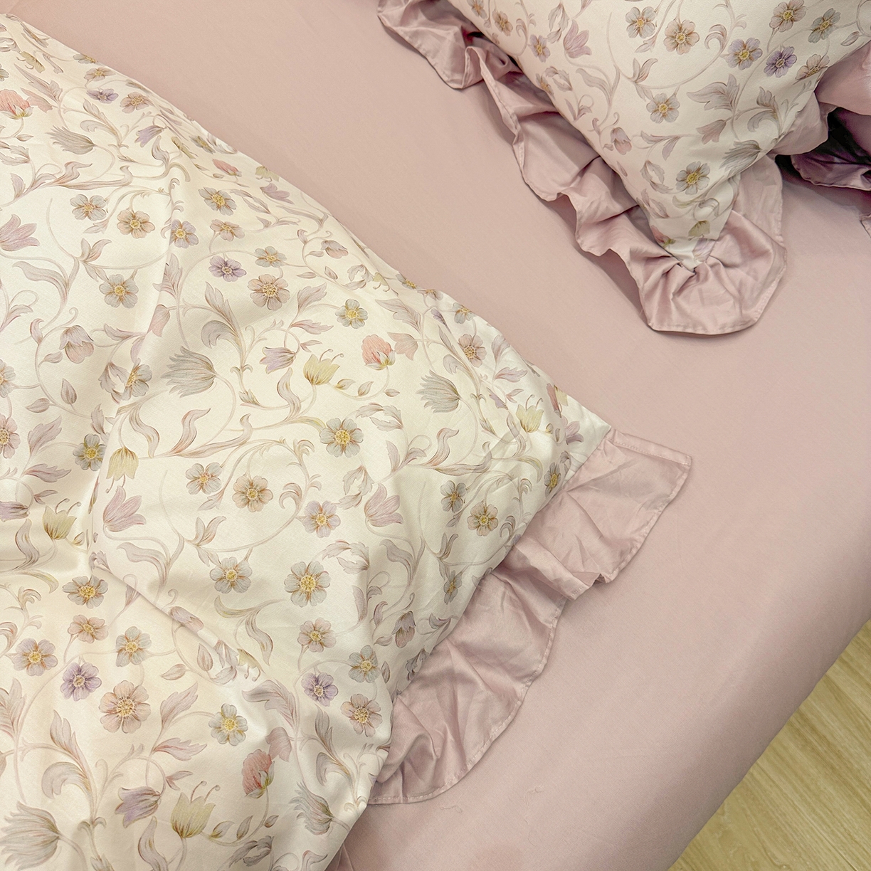 91家纺网 家纺一手货源 找家纺 橙艺家居 2026新款丝光全棉纯棉印花花边四件套-爱丽丝柔棉 严格控价，券后、活动后标准不得低于248元，以此类推。 蔷薇眠