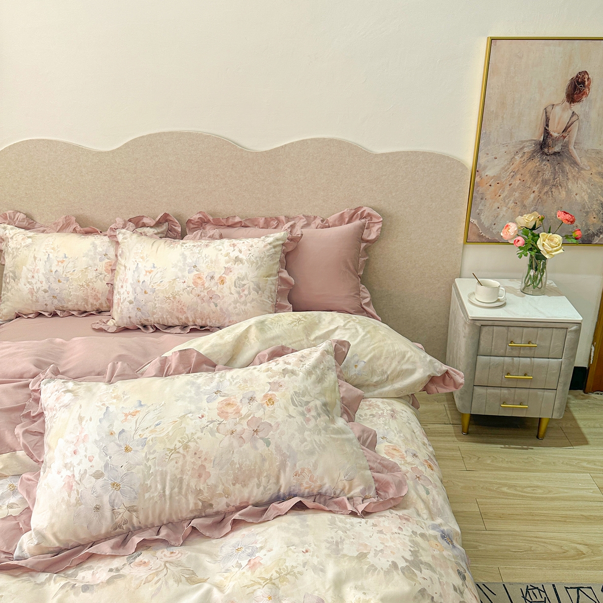 91家纺网 家纺一手货源 找家纺 橙艺家居 2026新款丝光全棉纯棉印花花边四件套-爱丽丝柔棉 严格控价，券后、活动后标准不得低于248元，以此类推。 花影里