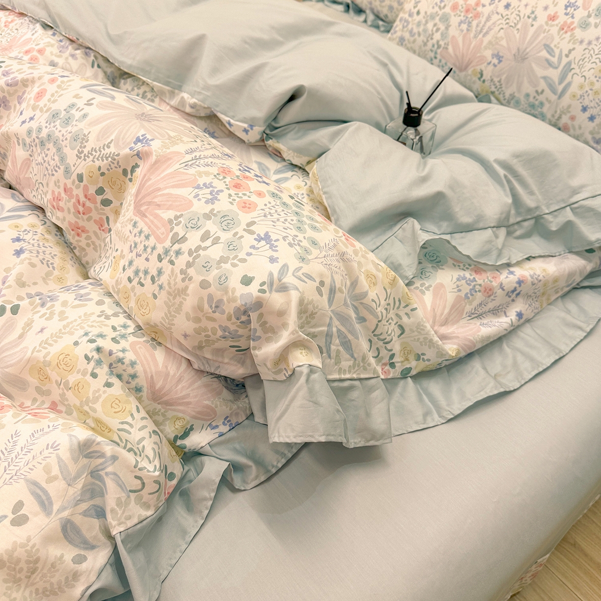 91家纺网 家纺一手货源 找家纺 橙艺家居 2026新款丝光全棉纯棉印花花边四件套-爱丽丝柔棉 严格控价，券后、活动后标准不得低于248元，以此类推。 沐初