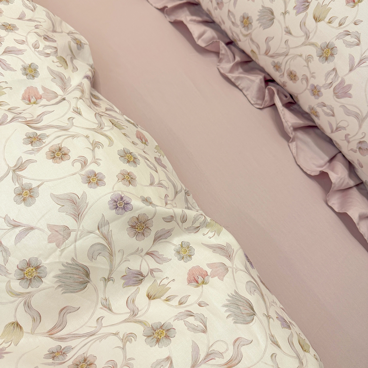 91家纺网 家纺一手货源 找家纺 橙艺家居 2026新款丝光全棉纯棉印花花边四件套-爱丽丝柔棉 严格控价，券后、活动后标准不得低于248元，以此类推。 蔷薇眠