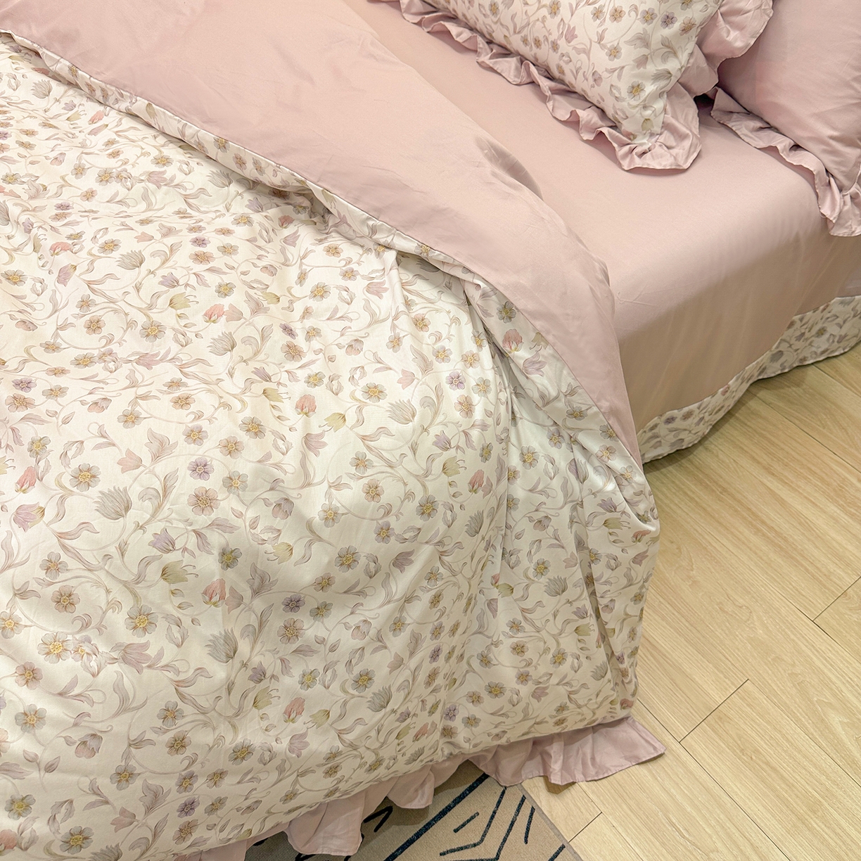 91家纺网 家纺一手货源 找家纺 橙艺家居 2026新款丝光全棉纯棉印花花边四件套-爱丽丝柔棉 严格控价，券后、活动后标准不得低于248元，以此类推。 蔷薇眠