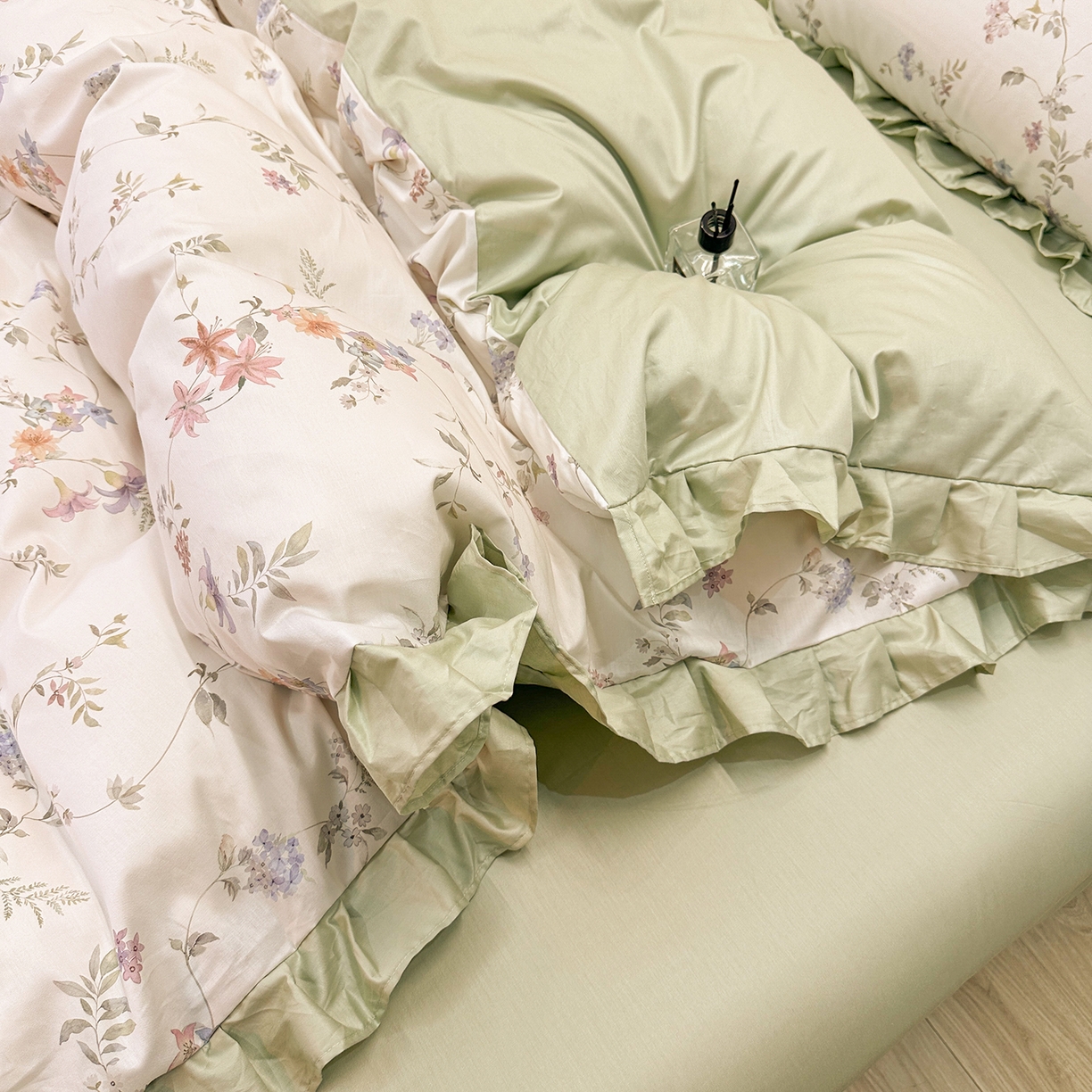 91家纺网 家纺一手货源 找家纺 橙艺家居 2026新款丝光全棉纯棉印花花边四件套-爱丽丝柔棉 严格控价，券后、活动后标准不得低于248元，以此类推。 花野初柠