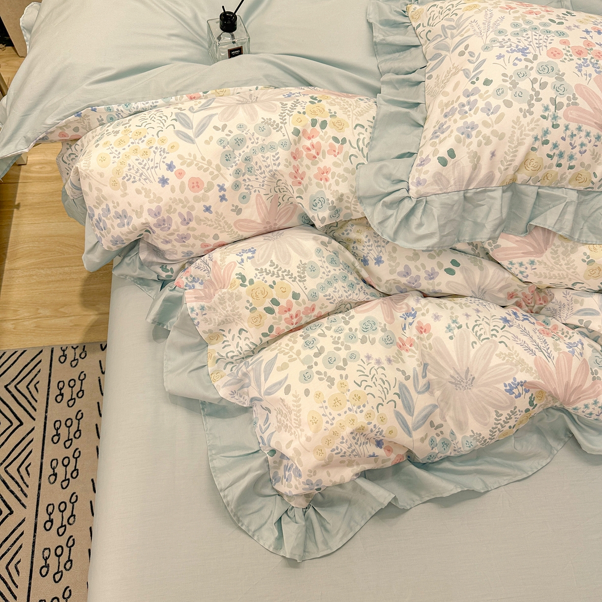 91家纺网 家纺一手货源 找家纺 橙艺家居 2026新款丝光全棉纯棉印花花边四件套-爱丽丝柔棉 严格控价，券后、活动后标准不得低于248元，以此类推。 沐初