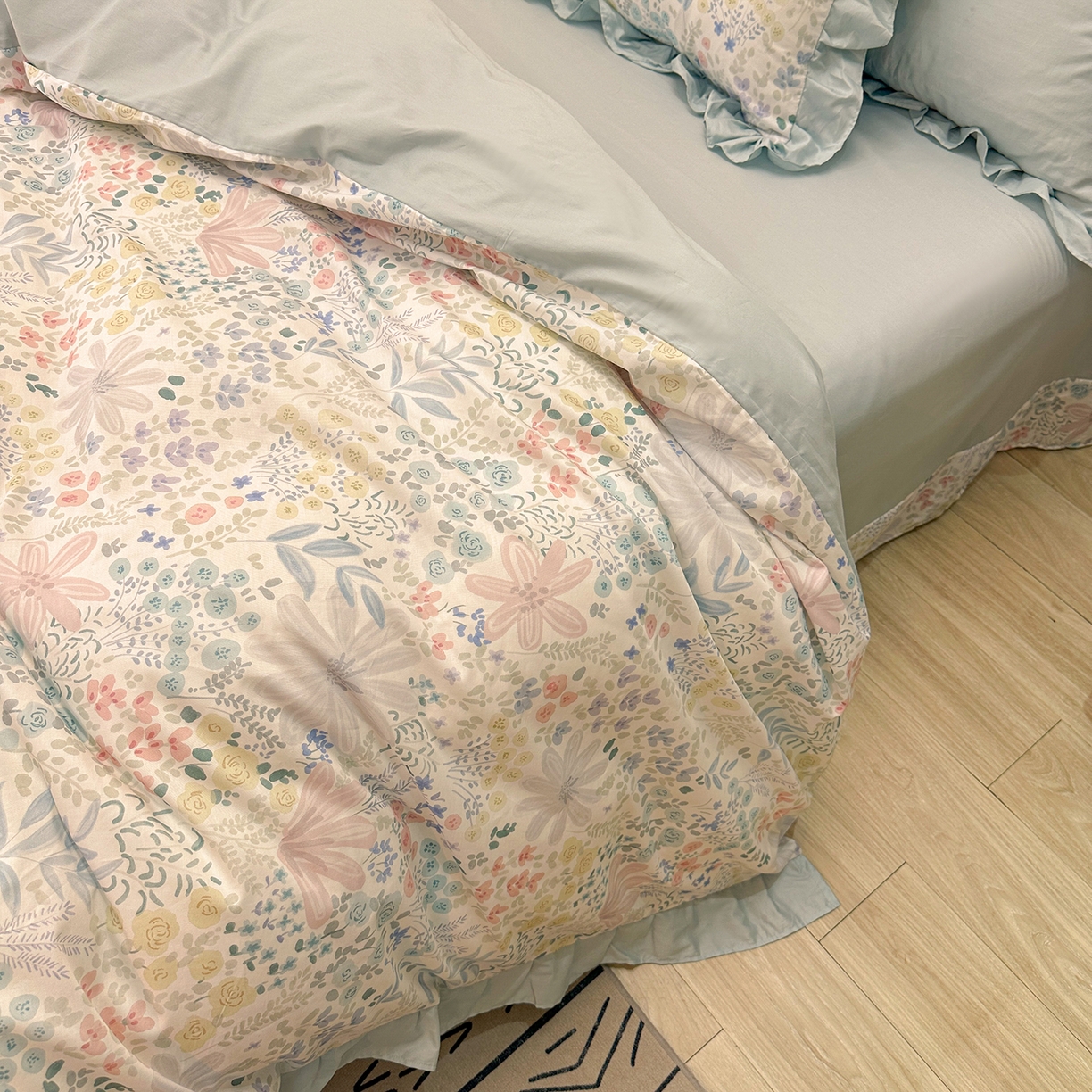 91家纺网 家纺一手货源 找家纺 橙艺家居 2026新款丝光全棉纯棉印花花边四件套-爱丽丝柔棉 严格控价，券后、活动后标准不得低于248元，以此类推。 沐初