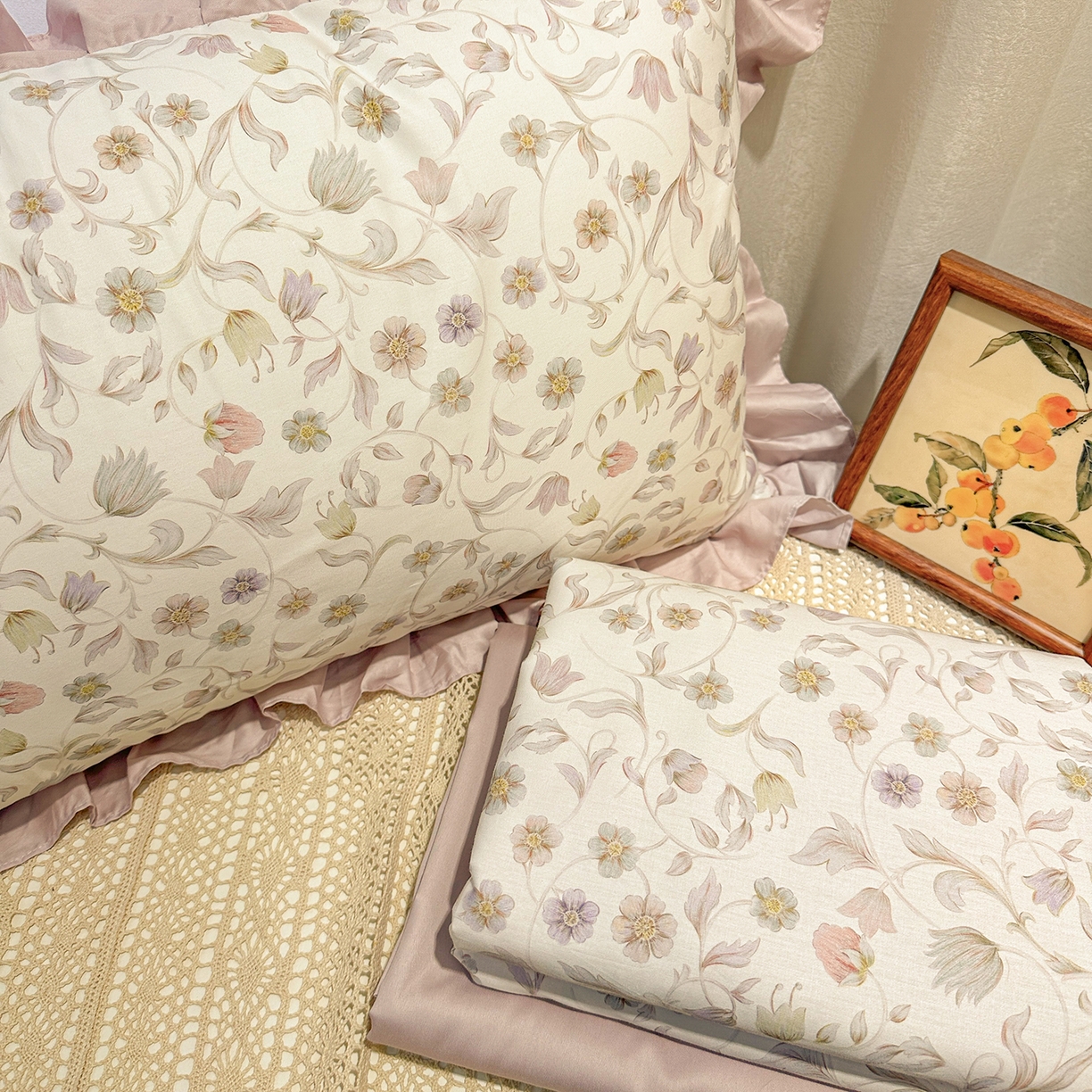 91家纺网 家纺一手货源 找家纺 橙艺家居 2026新款丝光全棉纯棉印花花边四件套-爱丽丝柔棉 严格控价，券后、活动后标准不得低于248元，以此类推。 蔷薇眠